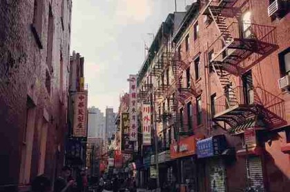 偶像组合成员合作品牌宣布终止合作，官方回应持续发酵